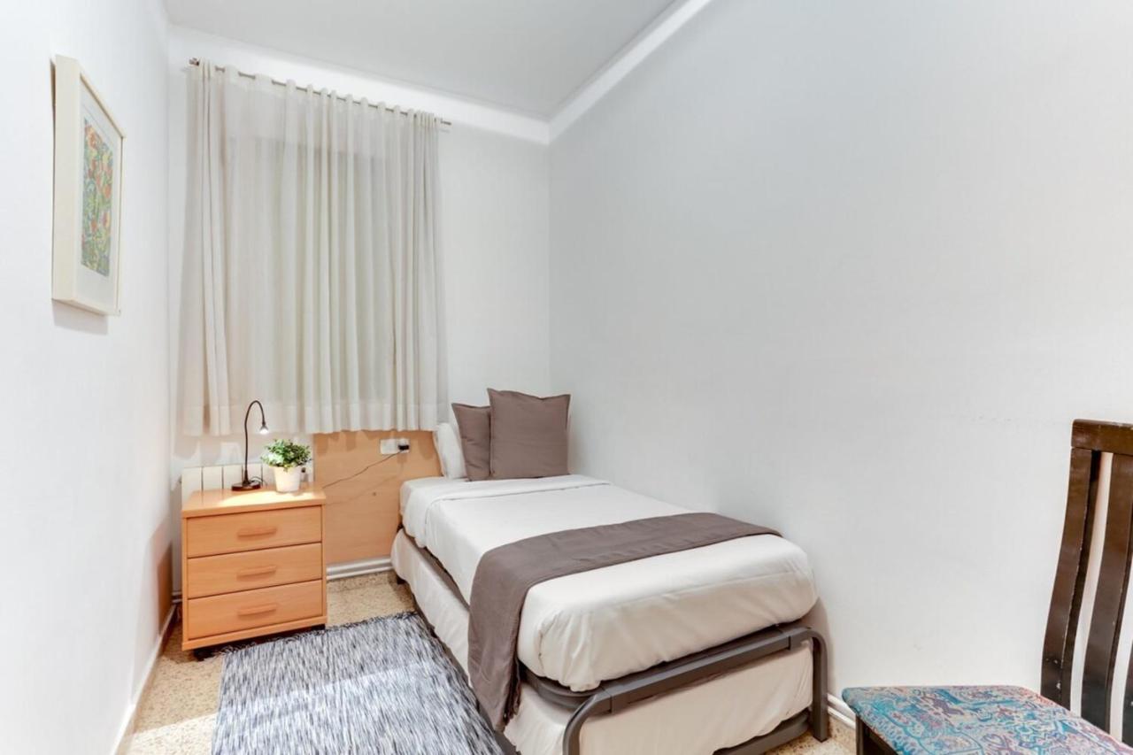 Bright And Spacious 3 Bedroom Close To The Beach *