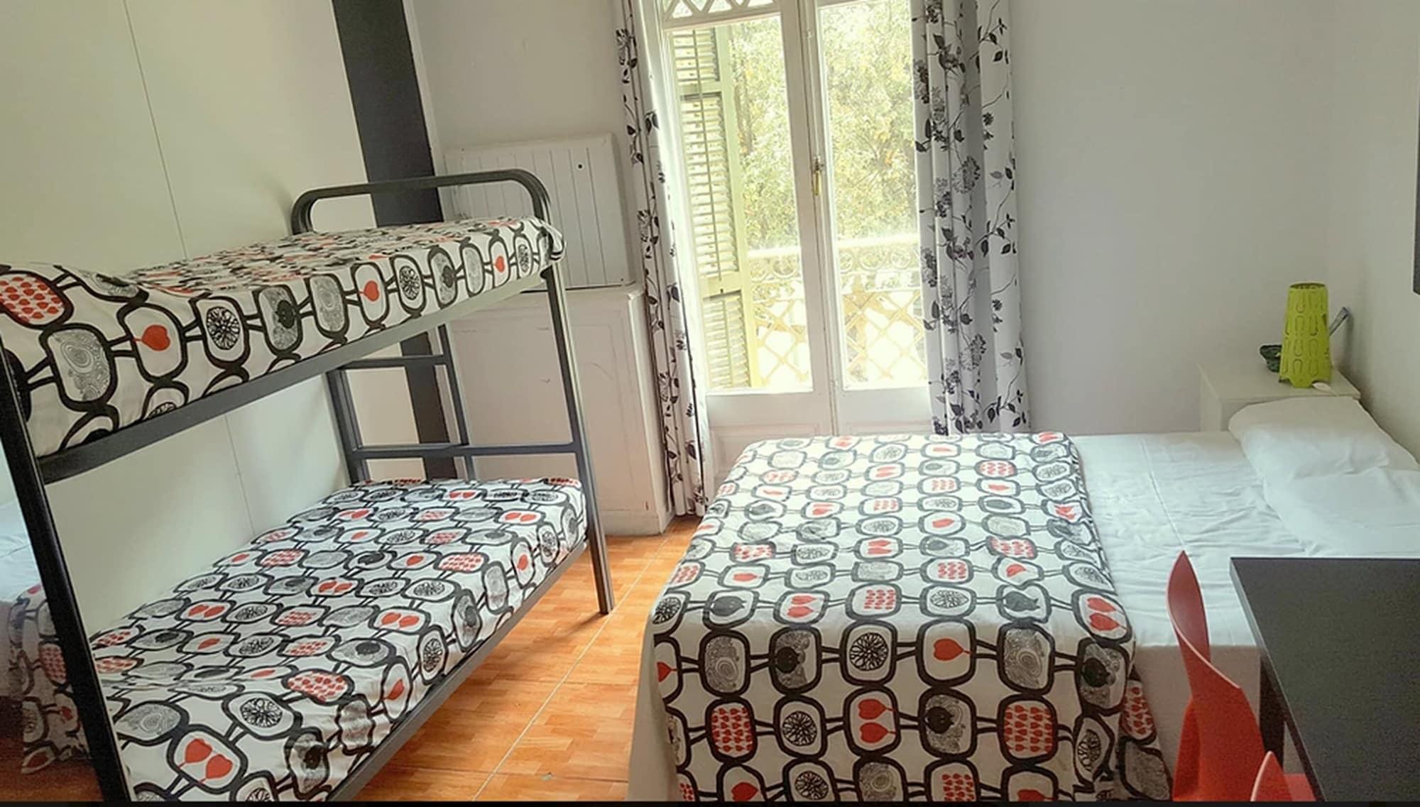 Diagonal House Hostal *
