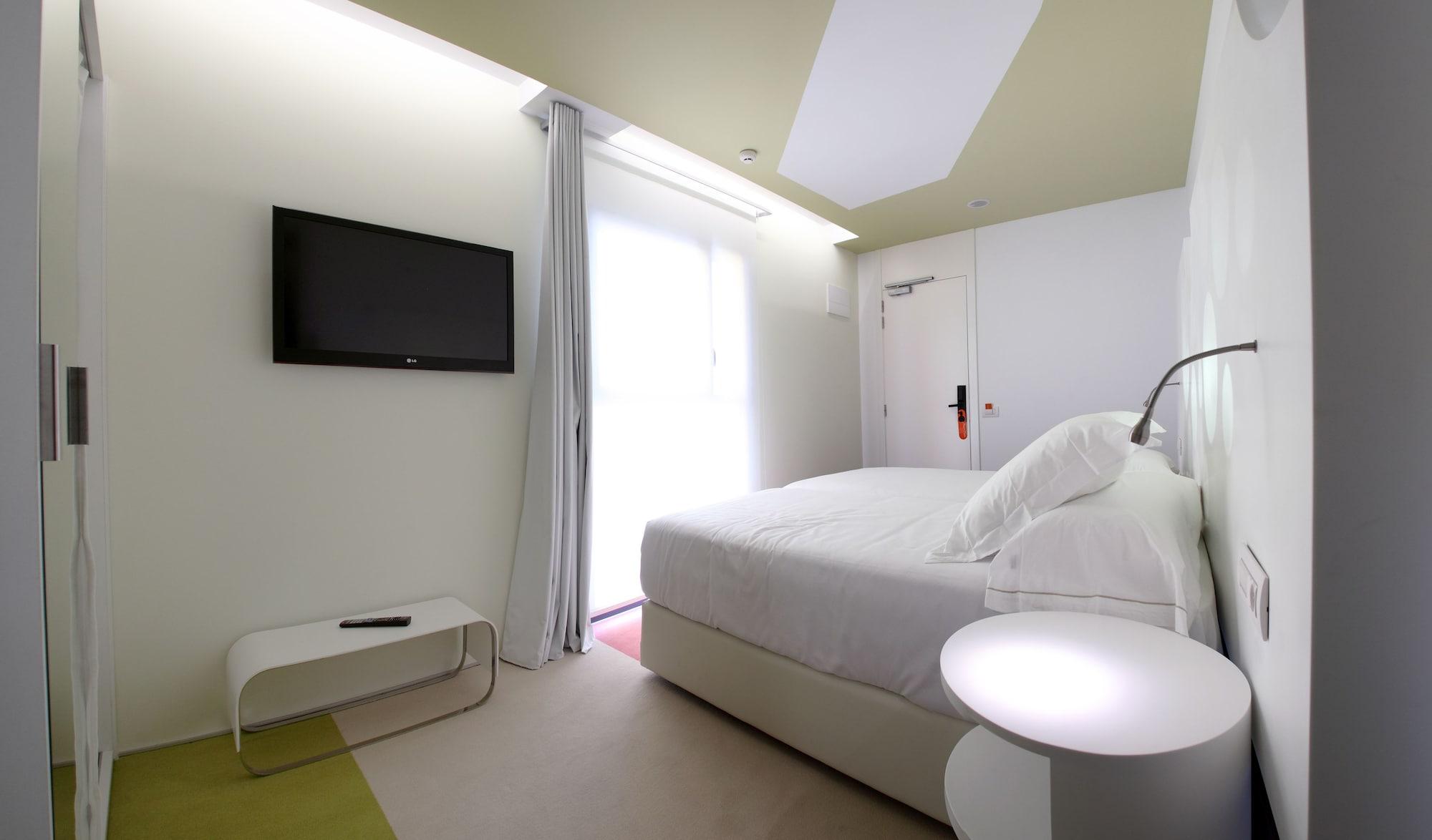 Mate Pau, Hotel Barcelona