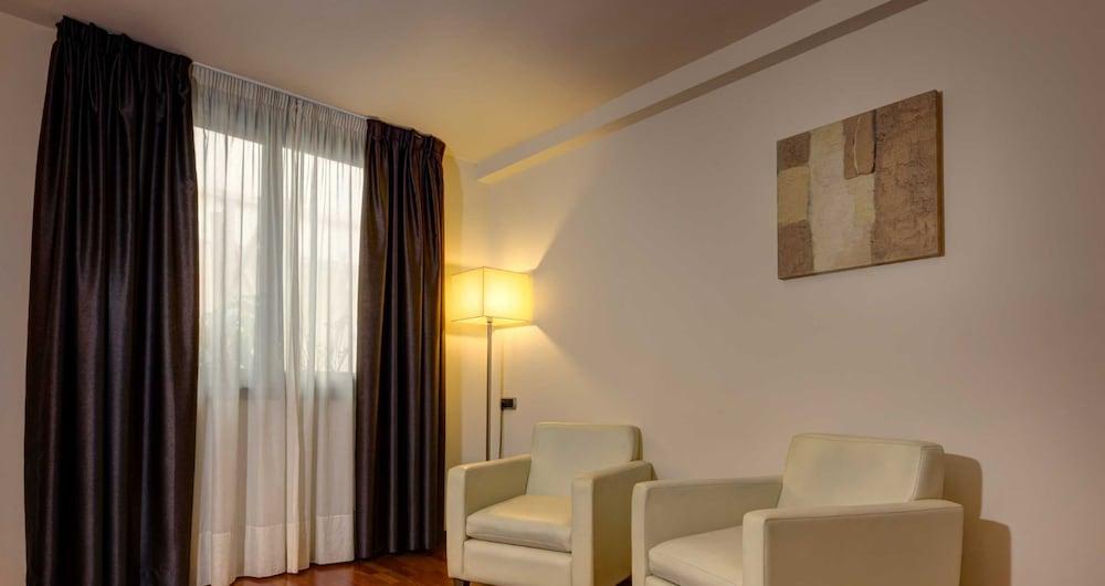 Acevi Villarroel Hotel 4*