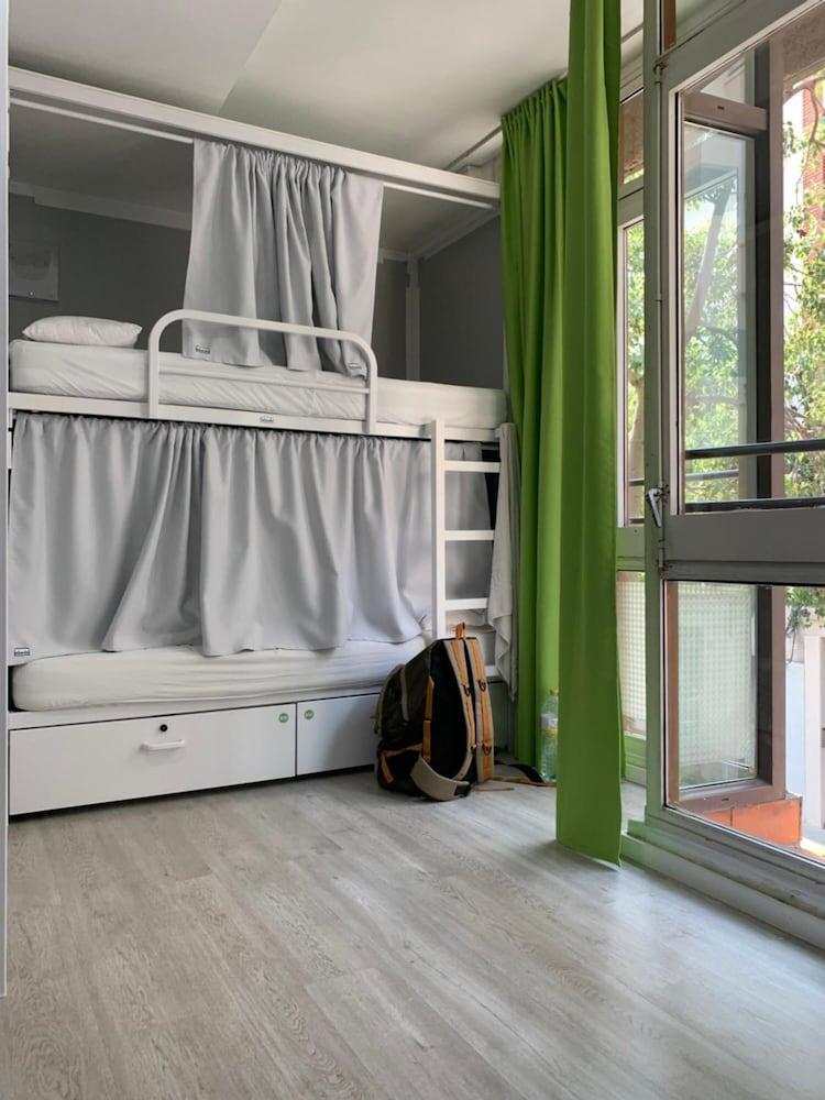 Alberguinn Hostal *