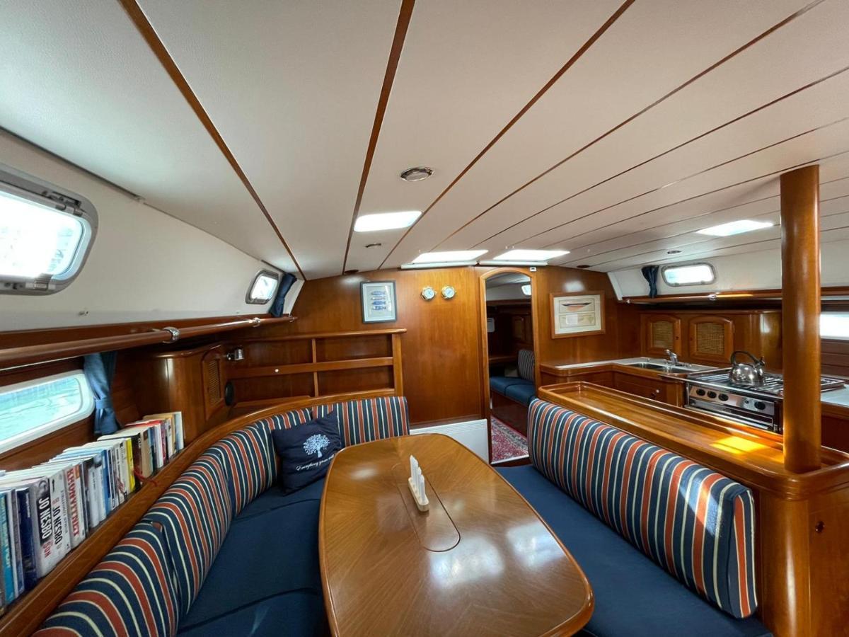Beautiful And Comfortable Sailboat With Secure Parking Available Hotel en barco Barcelona