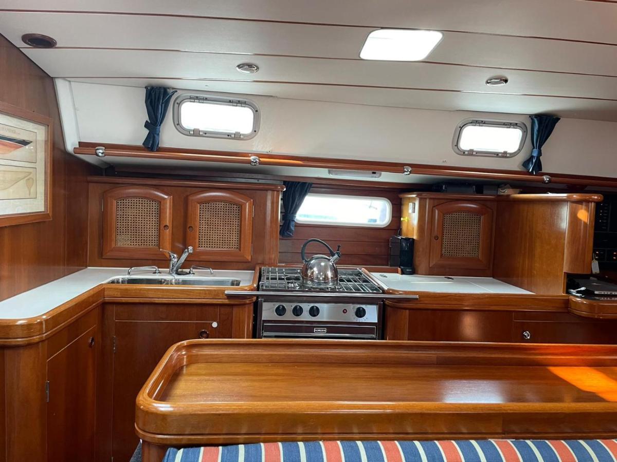 Beautiful And Comfortable Sailboat With Secure Parking Available * Barcelona