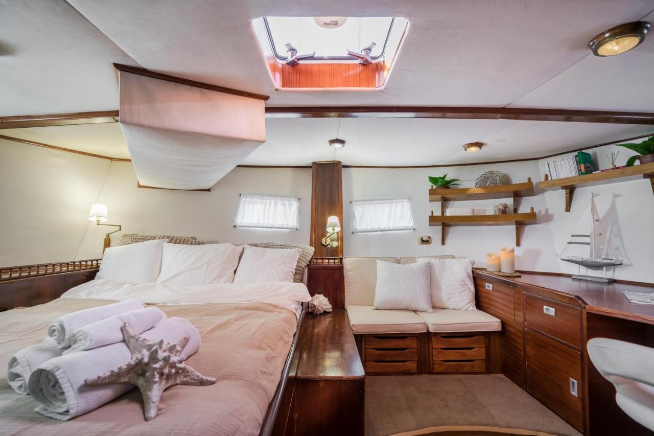Spacious Yacht Center 5 Hotel en barco Barcelona