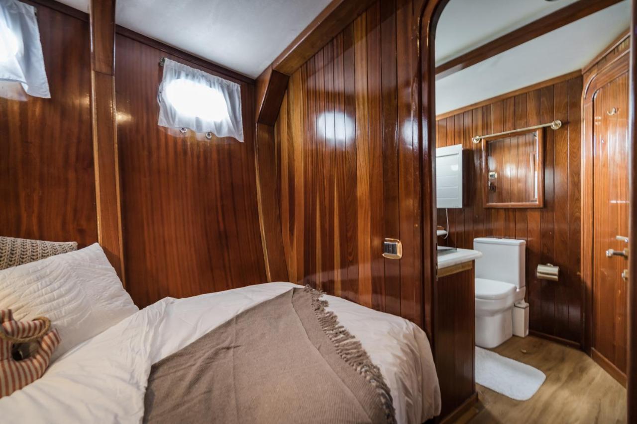 Spacious Yacht Center 5 *
