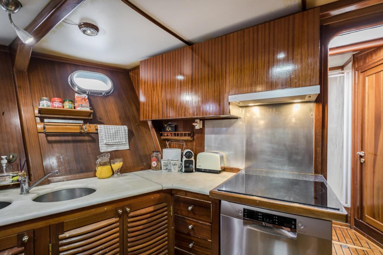 Spacious Yacht Center 5 *