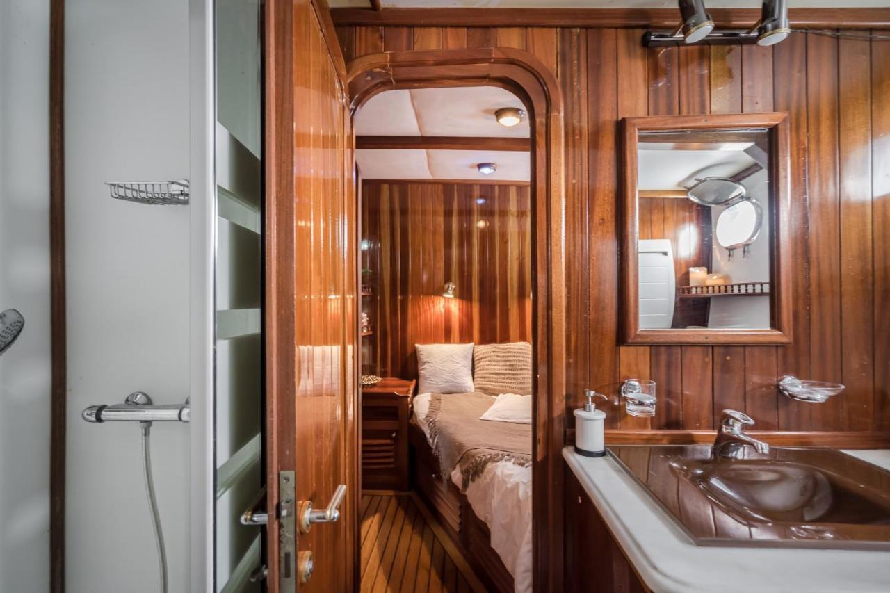 Hotel en barco Spacious Yacht Center 5