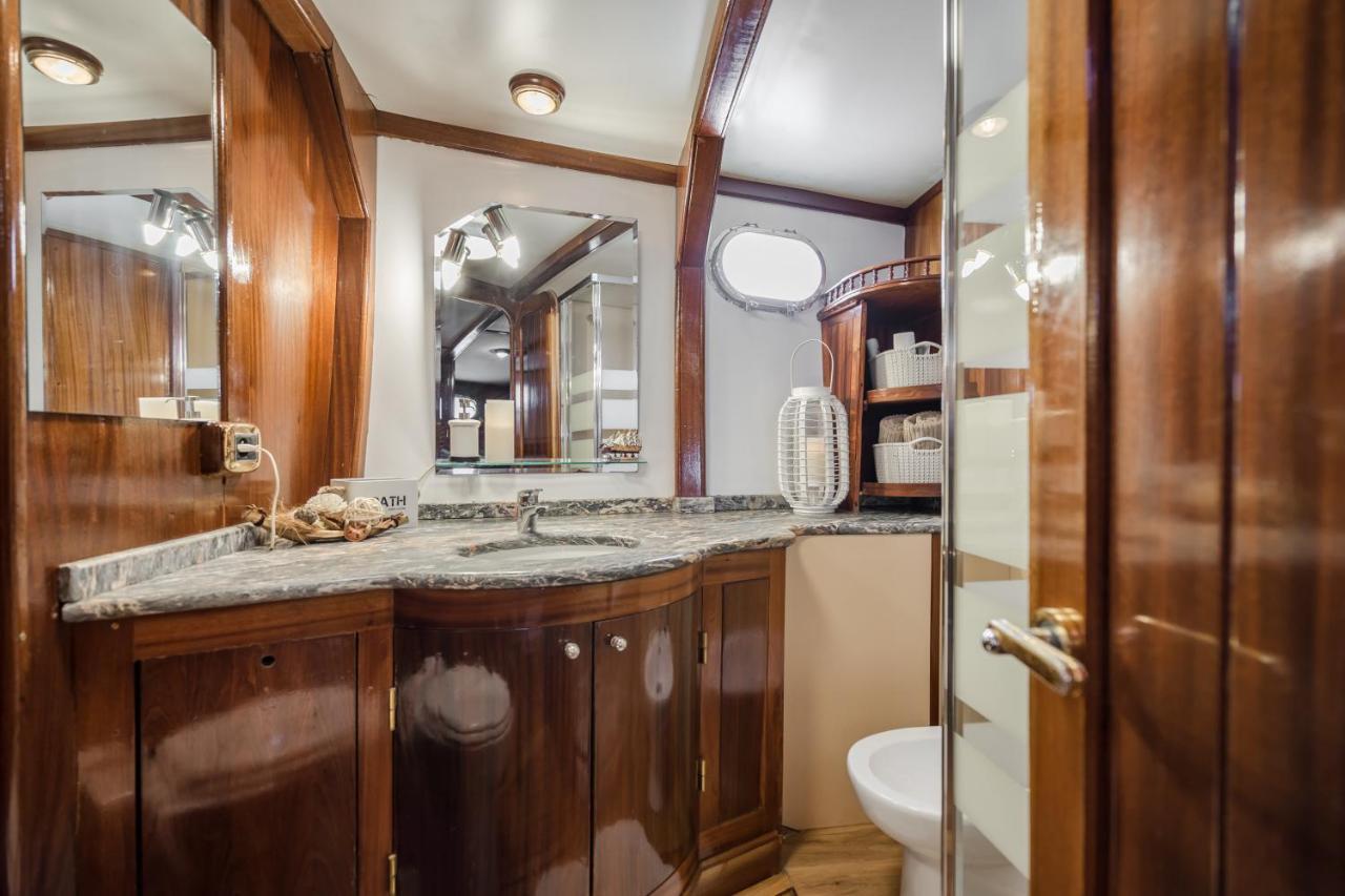 Spacious Yacht Center 5