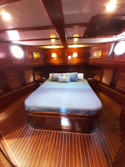 Botel Adara Yacht - Big Turkish Gulet Barcelona