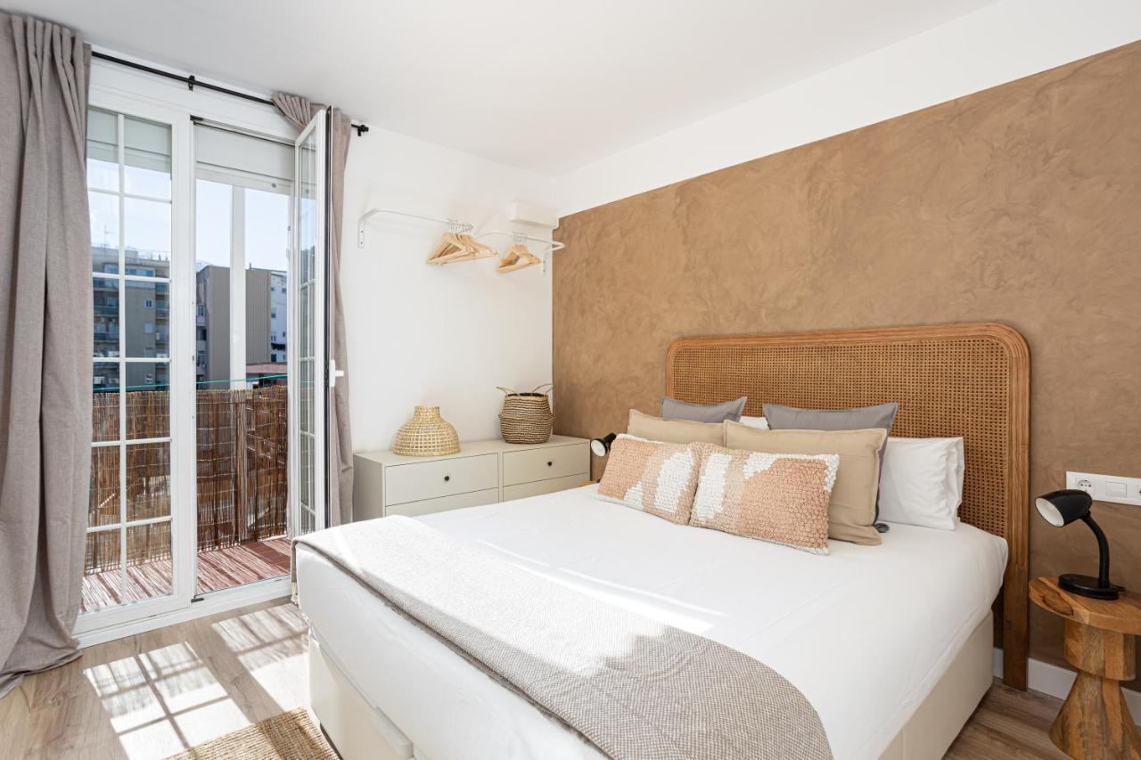 Apartment Walk To Ramblas Sun-filled&cozy Barcelona