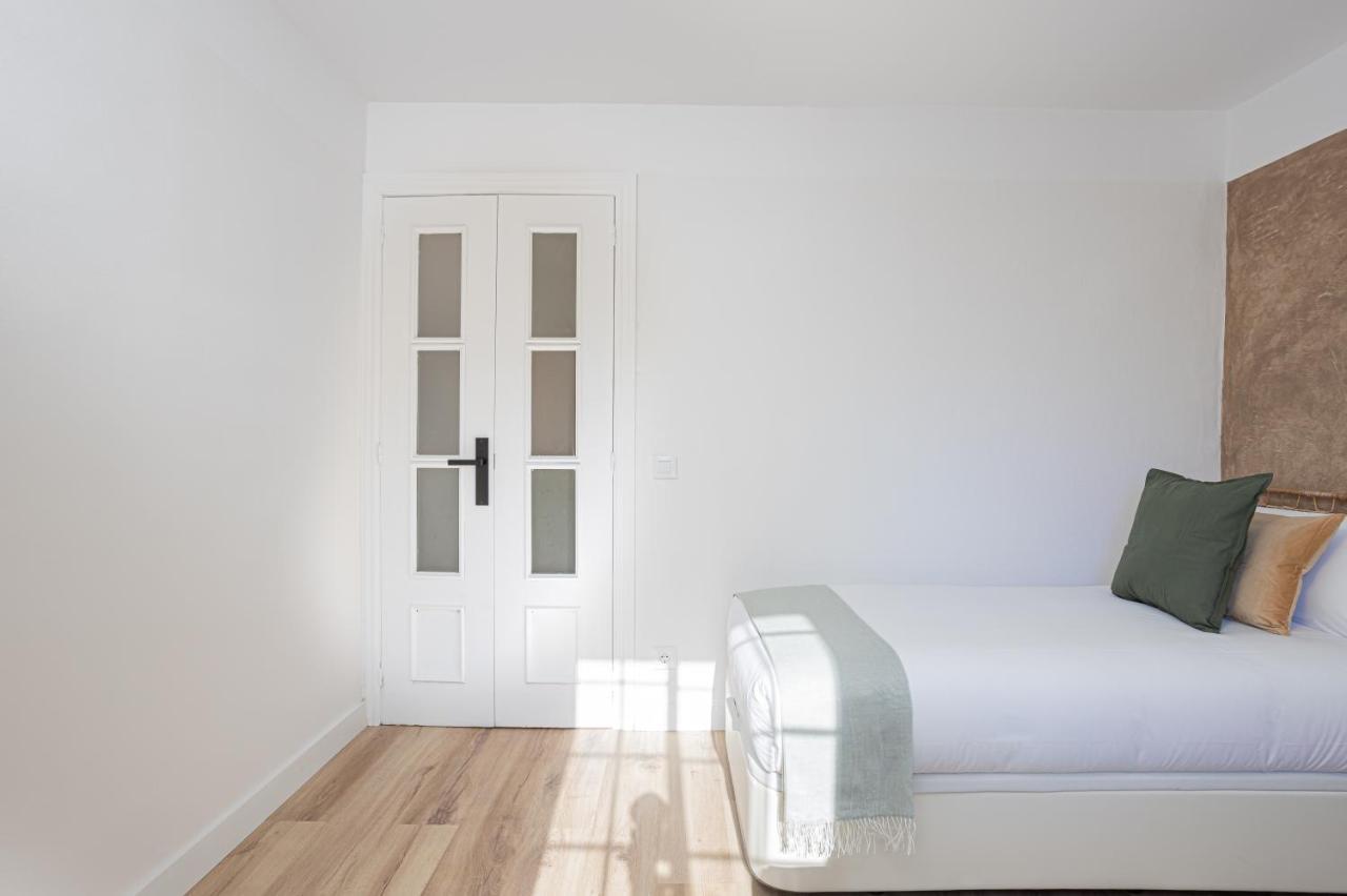 Walk To Ramblas Sun-filled&cozy Apartment