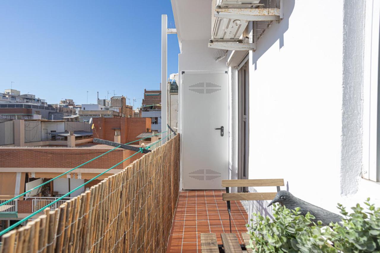 Apartment Walk To Ramblas Sun-filled&cozy Barcelona