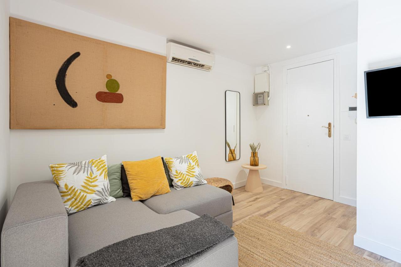 Apartment Walk To Ramblas Sun-filled&cozy Barcelona