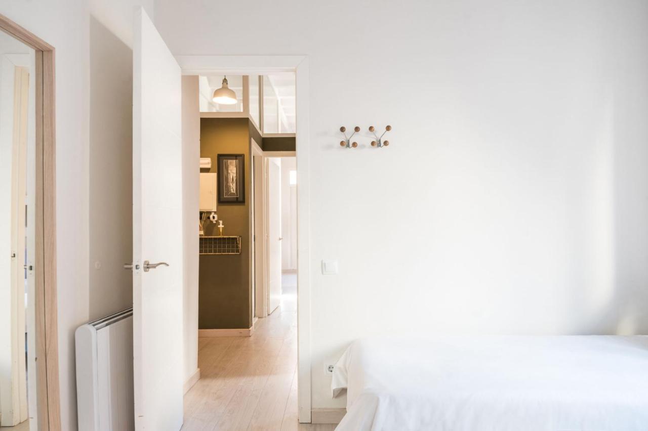 Light, Cozy Terrace And Local Life In Gracia Apartment