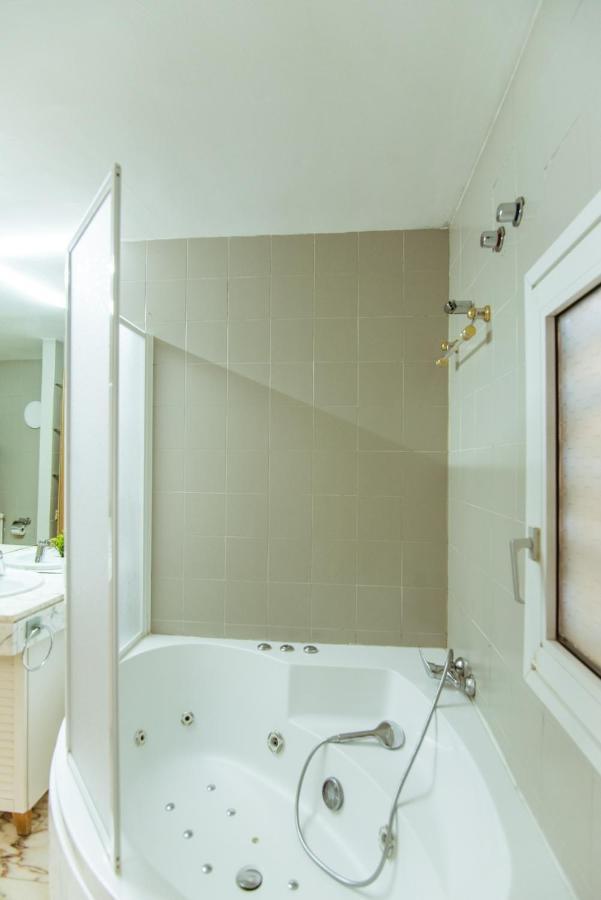 Two Bedroom Townhouse Within 10min Walk From Beach Apartamento Barcelona
