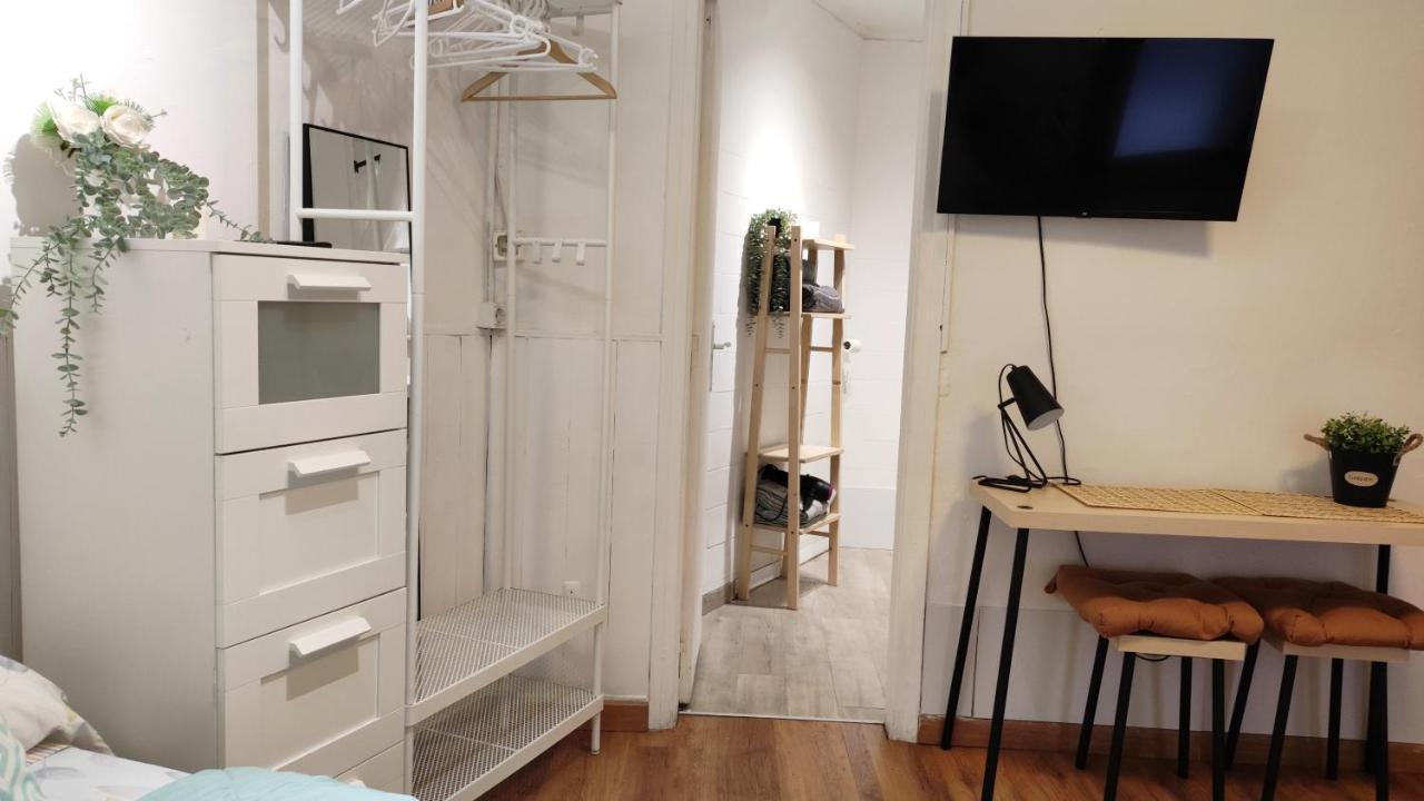 With Bathroom, Refrigerator And Microwave Apartment *