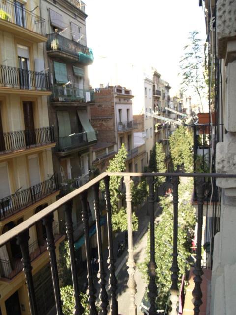 Poble Sec-1: Centrally Located Budget