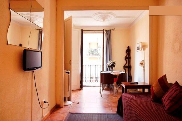 Poble Sec-1: Centrally Located Budget Apartamento