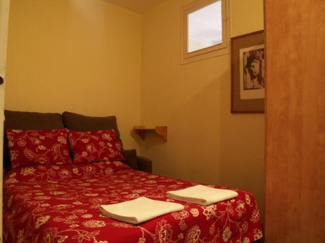 Poble Sec-1: Centrally Located Budget Apartamento Barcelona