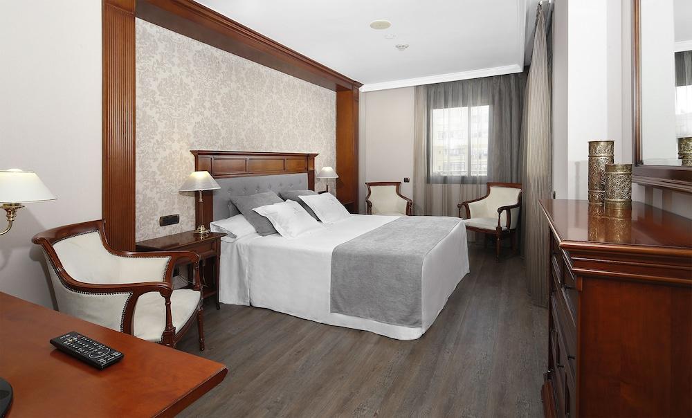 Apartaments-hotel Hispanos 7 Suiza 4*