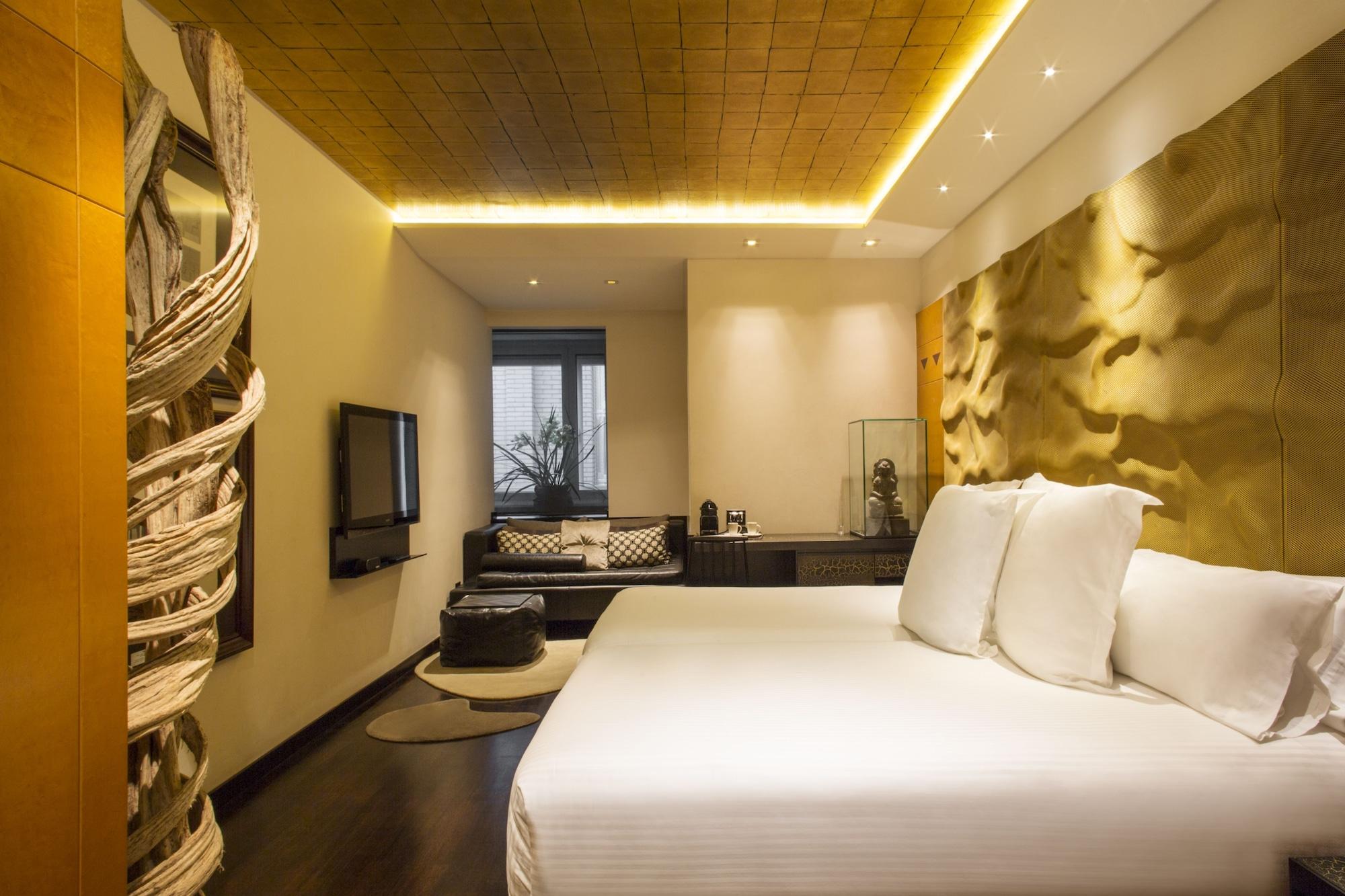 Claris & Gl, A Small Luxury Of The World