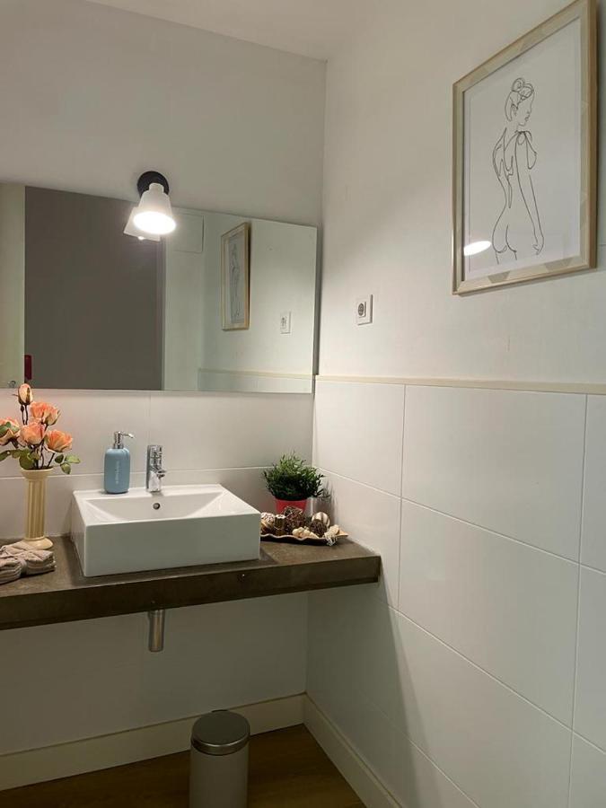 Hostal Rooms In Gothic Barcelona