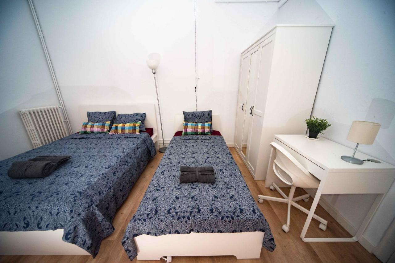 By Rambla De Catalunya Hostel *