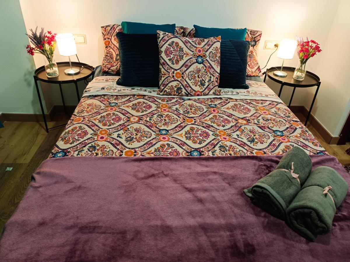 Hostal Rooms In Gothic Barcelona
