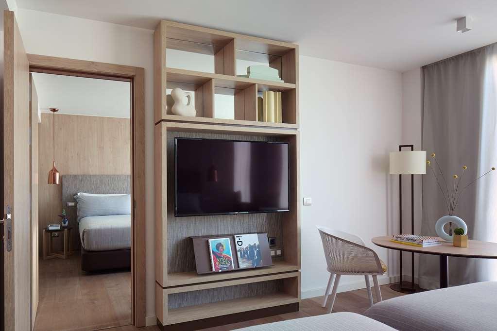 Hotel Me