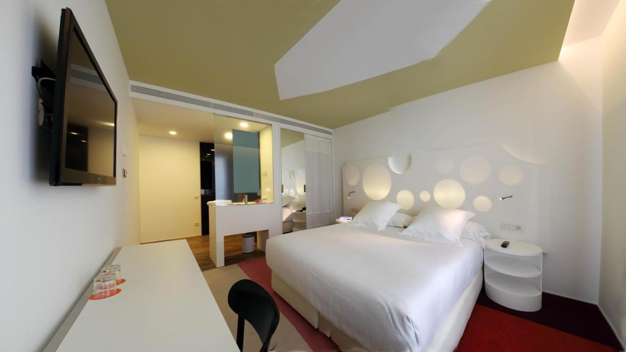 Mate Pau, Hotel
