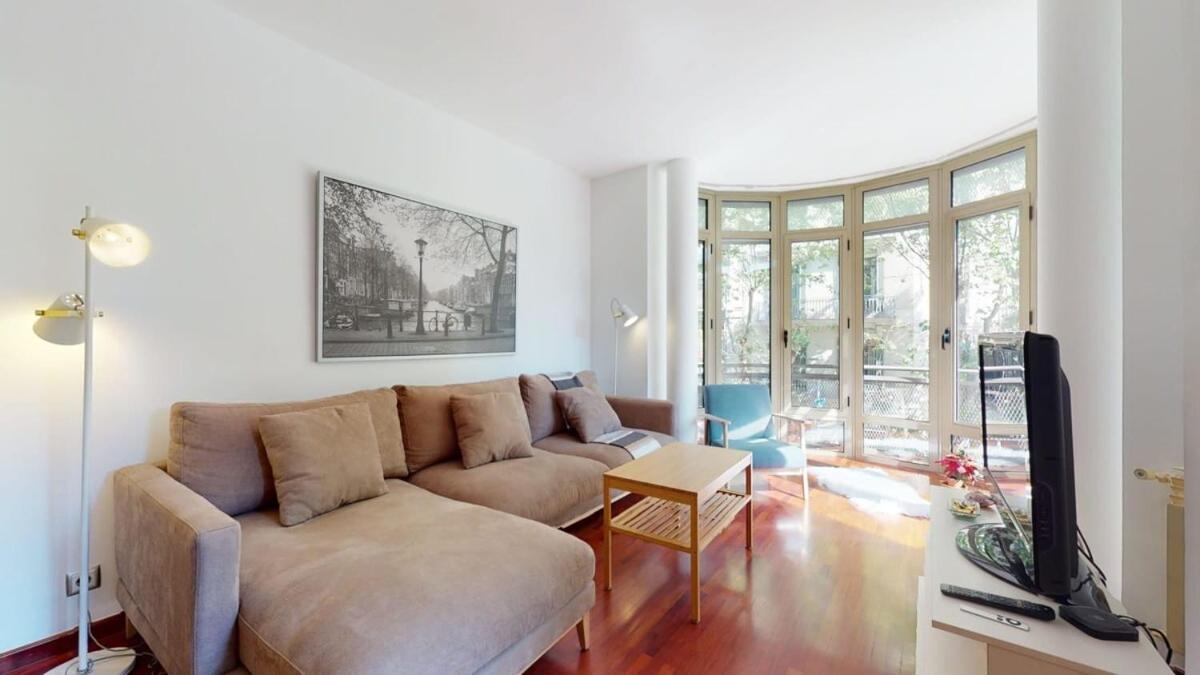 Modern And Bright Three-bedroom In Eixample Apartamento Barcelona