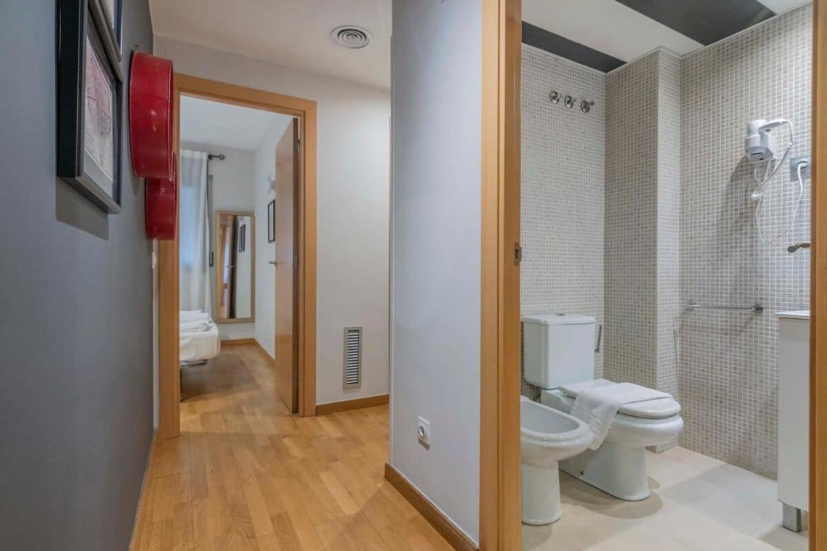 Apartment 2 Bedroom With Balcony In Eixample 3-2 Barcelona