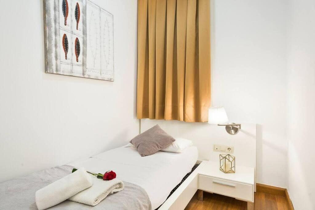 And Elegant 4 Bedroom By Placa Catalunya Apartment