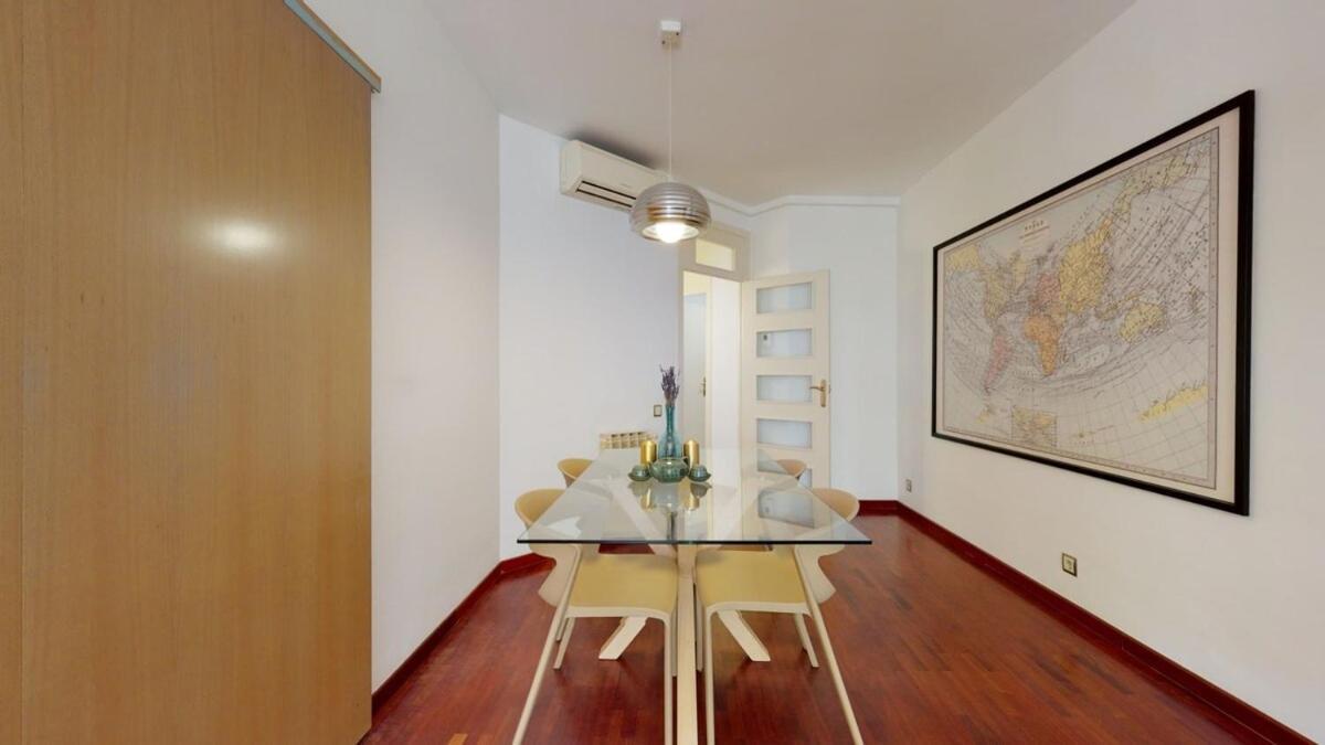 Modern And Bright Three-bedroom In Eixample Apartamento *