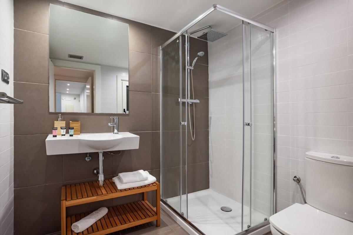 Modern And Bright 4bd Triplex In Paralel! Сasa de vacaciones *