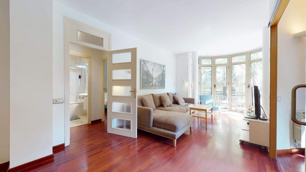 Modern And Bright Three-bedroom In Eixample * Barcelona