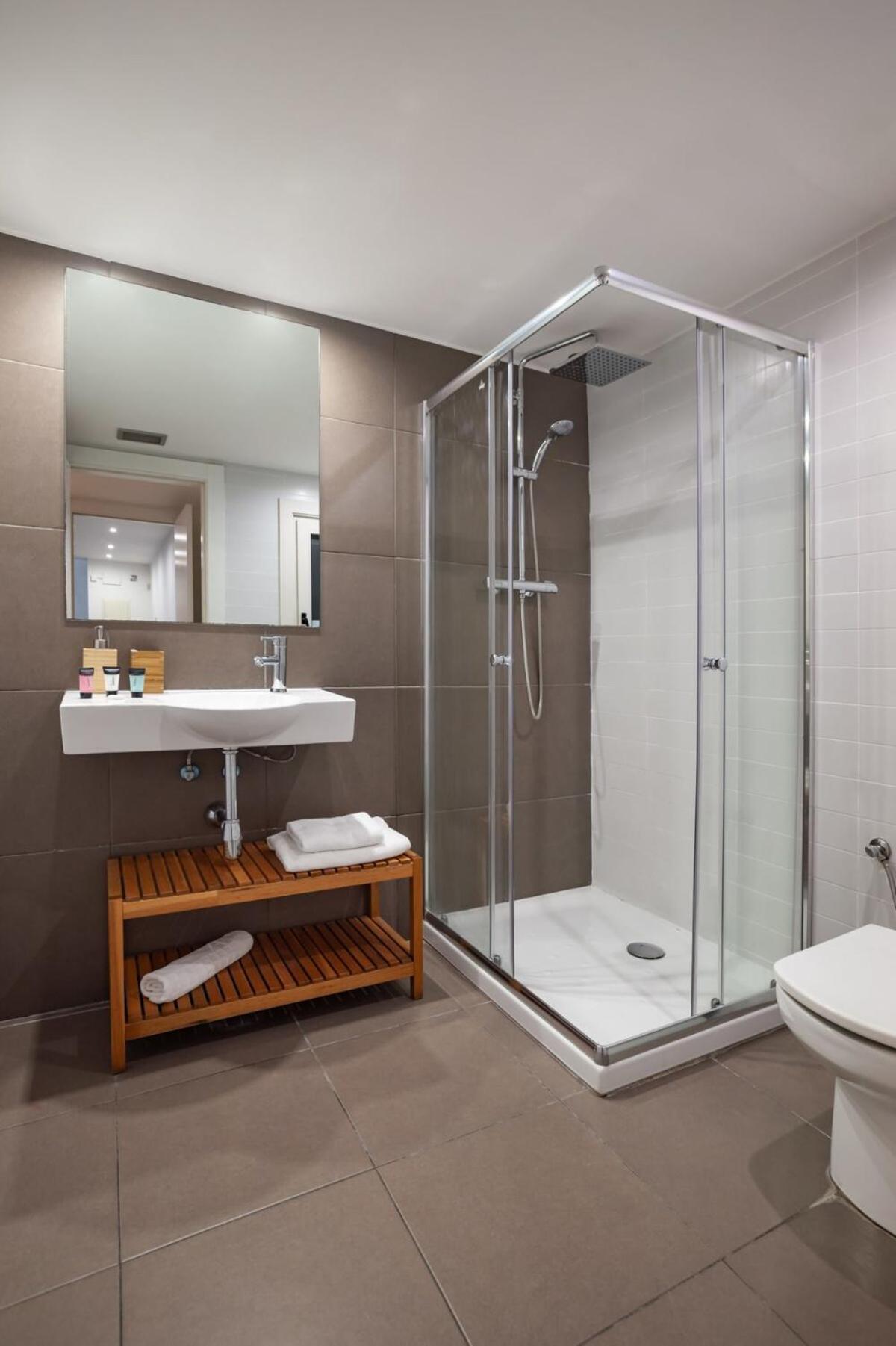 Modern And Bright 4bd Triplex In Paralel! Сasa de vacaciones *
