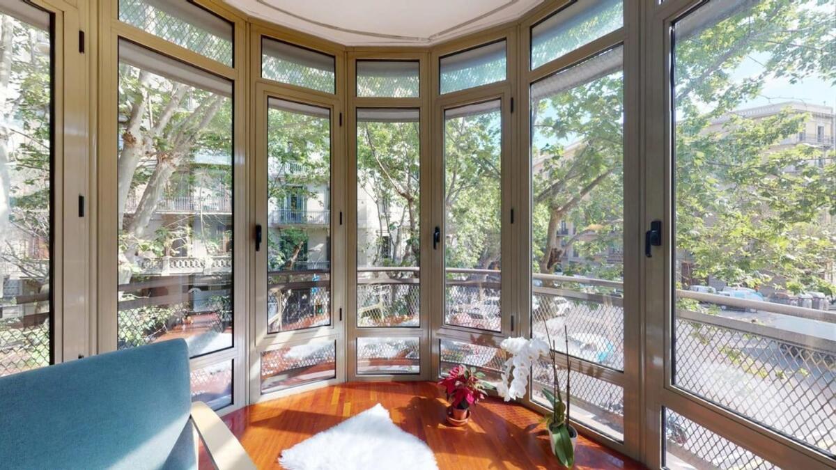 Modern And Bright Three-bedroom In Eixample Apartamento