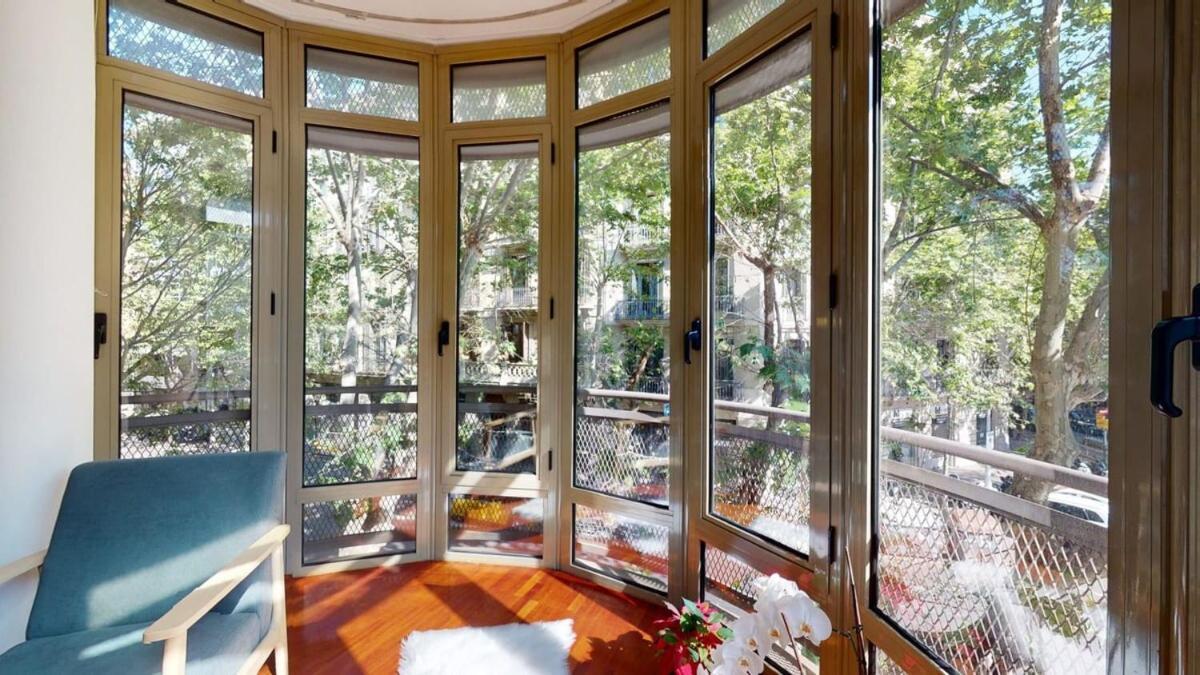 Modern And Bright Three-bedroom In Eixample