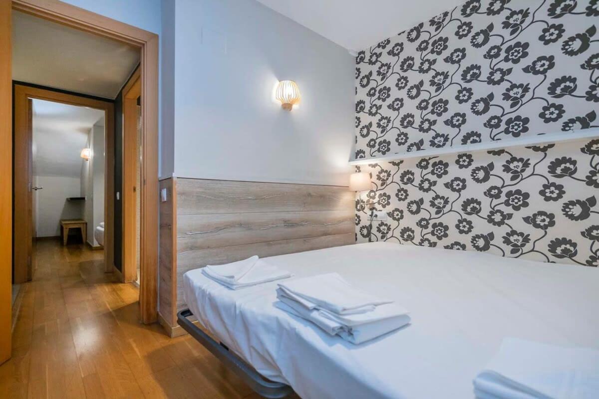 Bright And Modern Duplex With Terrace In Eixample District P1 *