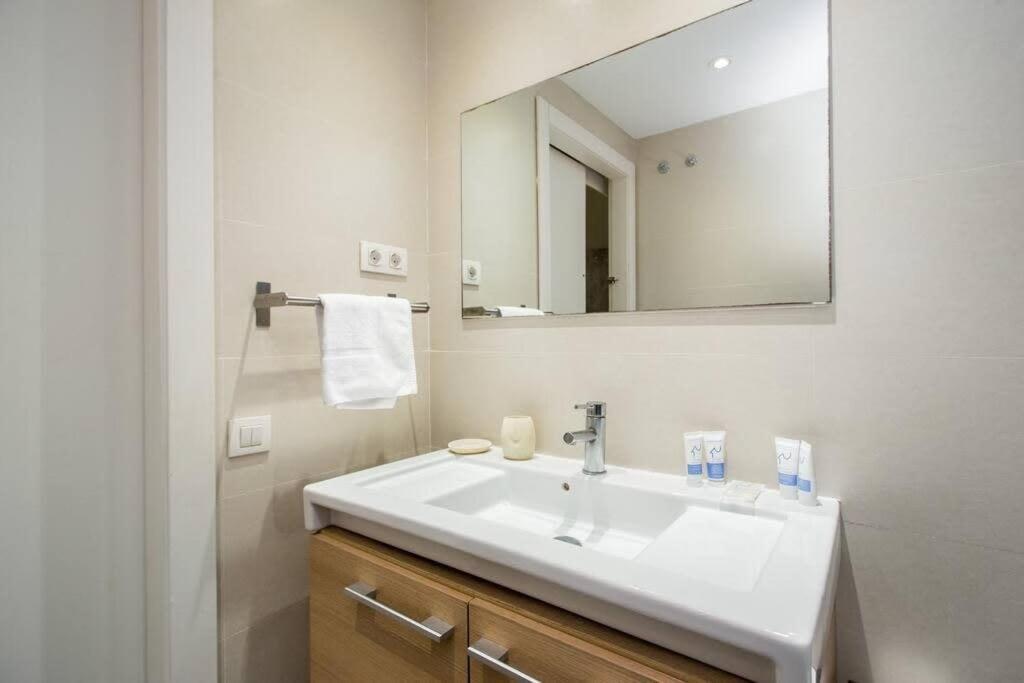 Bright And Modern 4bedroom With Terrace In Ramblas P2 Apartamento Barcelona