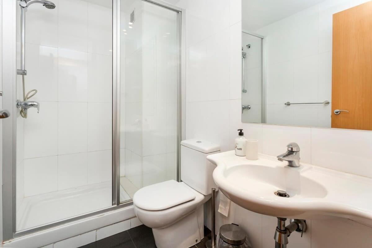 Spacious And Elegant 4 Bedroom With Private Terrace *