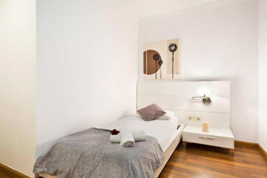 And Elegant 4 Bedroom By Placa Catalunya Apartment *
