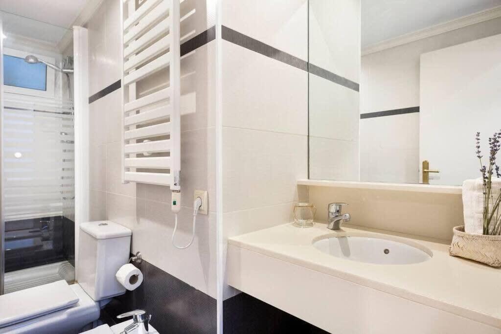 And Elegant 4 Bedroom By Placa Catalunya Apartment