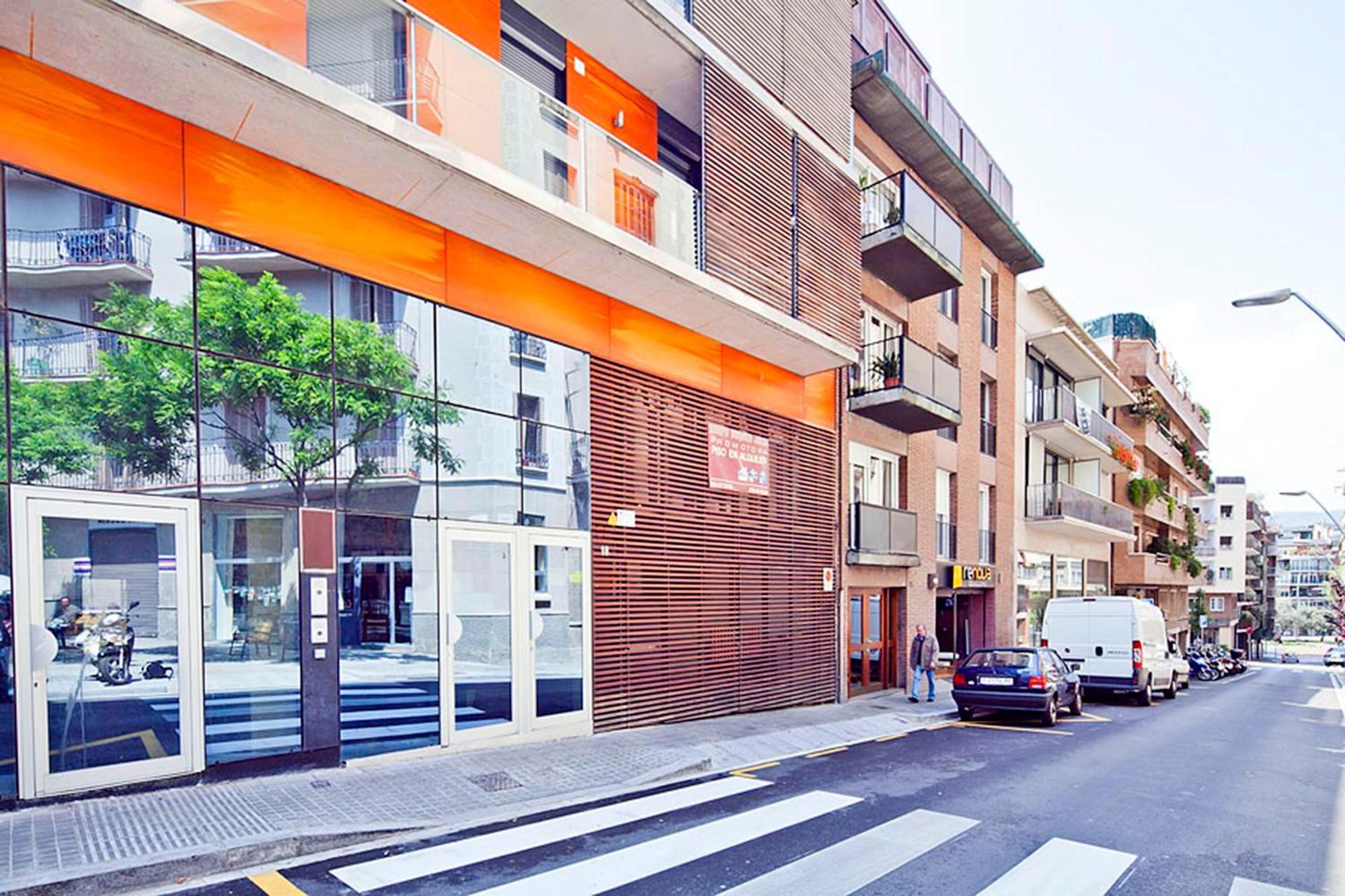 My Space Emirates - Spacious Near The Center Apartment Barcelona
