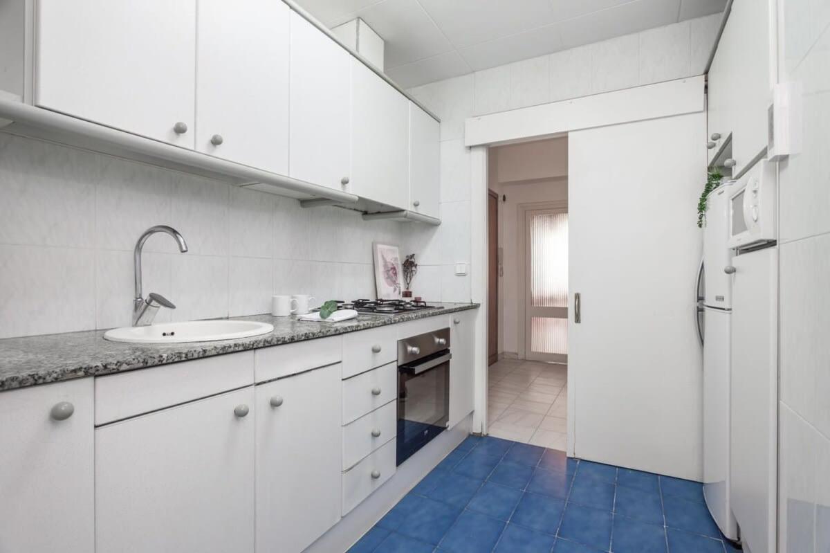 Sagrada Familia- Fantastic Bold Catalan 3 Bedroom Balcony Apartamento Barcelona
