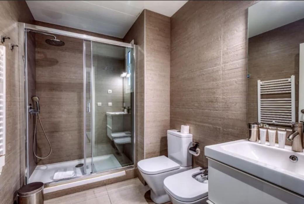 Perfectly Located 4bed 4bath In 2 2