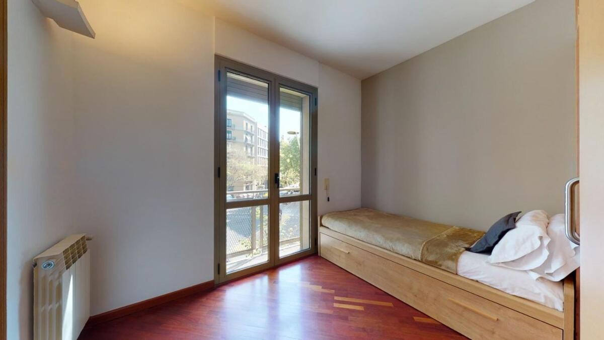 Modern And Bright Three-bedroom In Eixample Barcelona