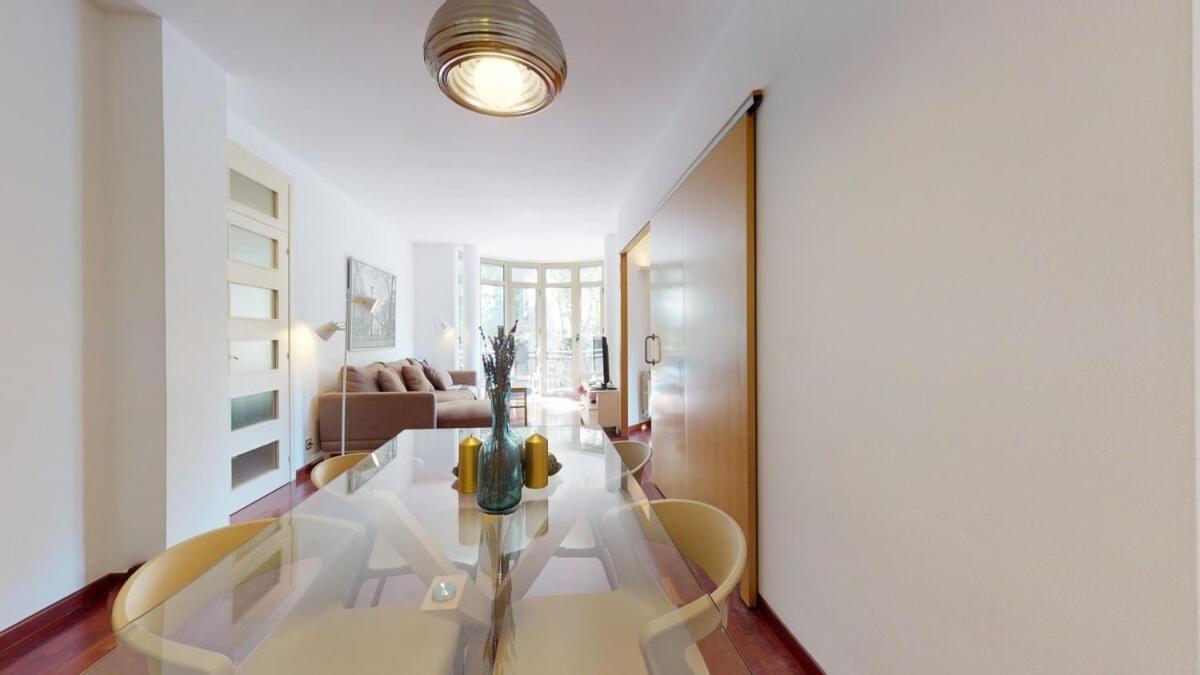 Modern And Bright Three-bedroom In Eixample Apartamento