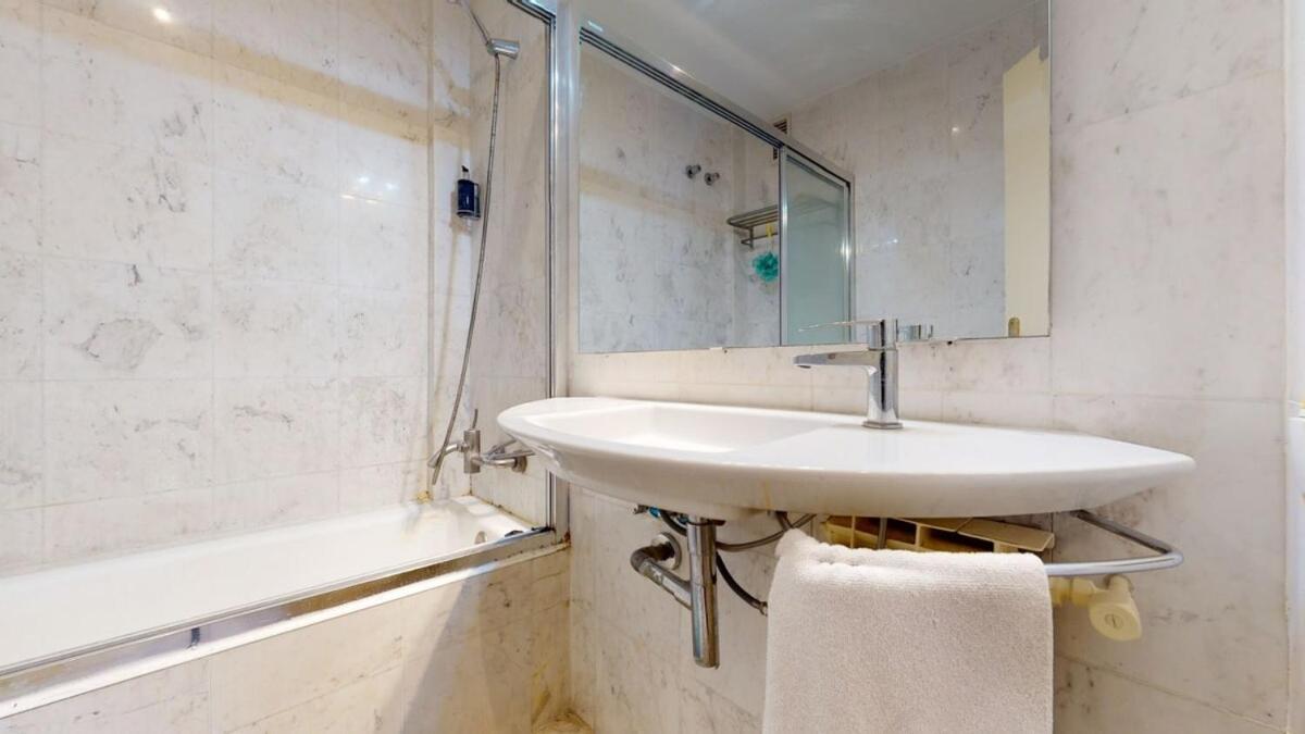 Modern And Bright Three-bedroom In Eixample *